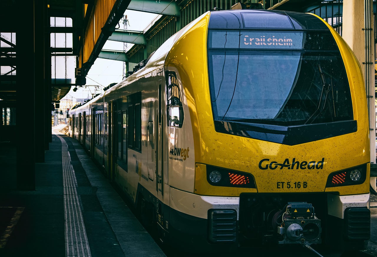 Vorortzug am Bahnsteig, aufgenommen von der Bahnsteigkante entlang der Gleise