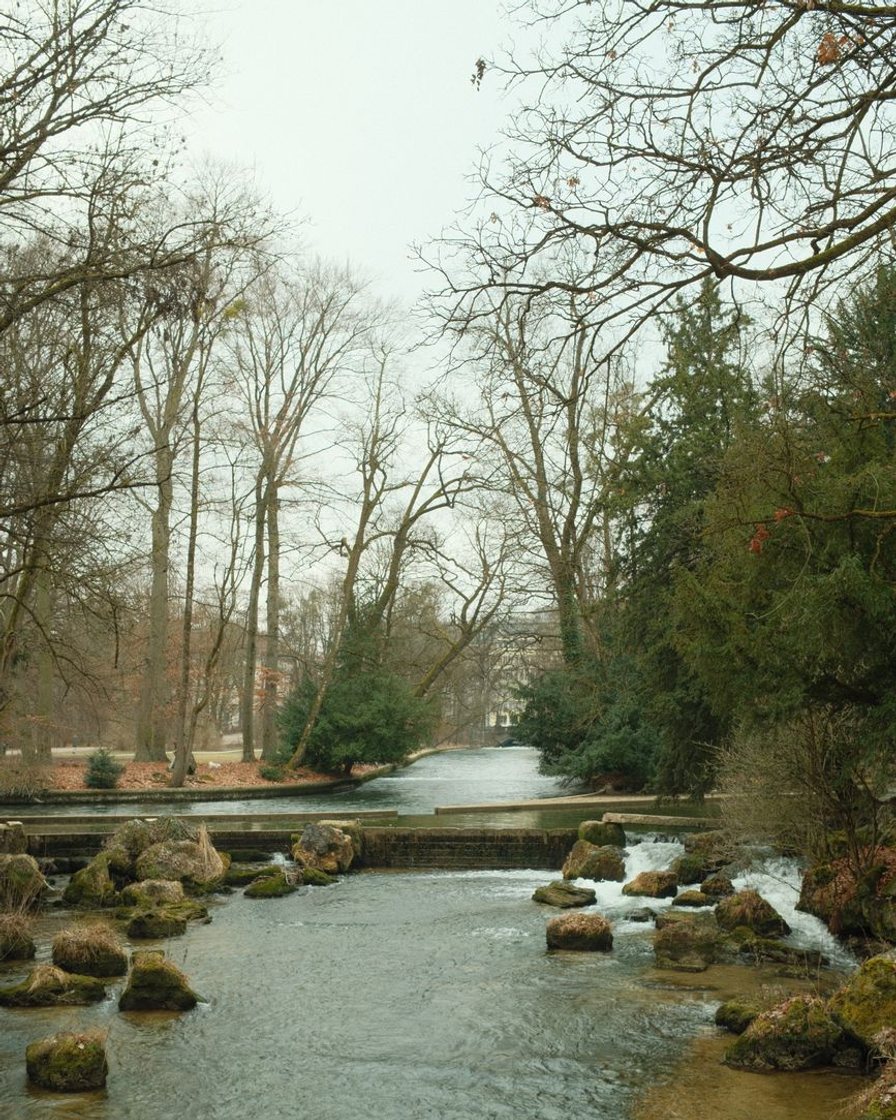 Der Monopteros im Englischen Garten auf seinem Hügel über der Parkwiese