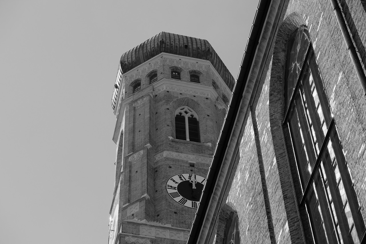 Die beiden Zwiebeltürme der Frauenkirche über den Dächern der Münchner Altstadt
