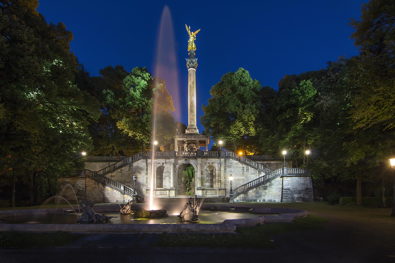 Der Friedensengel bei Nacht über Lichtspuren des Verkehrs auf der Straße darunter