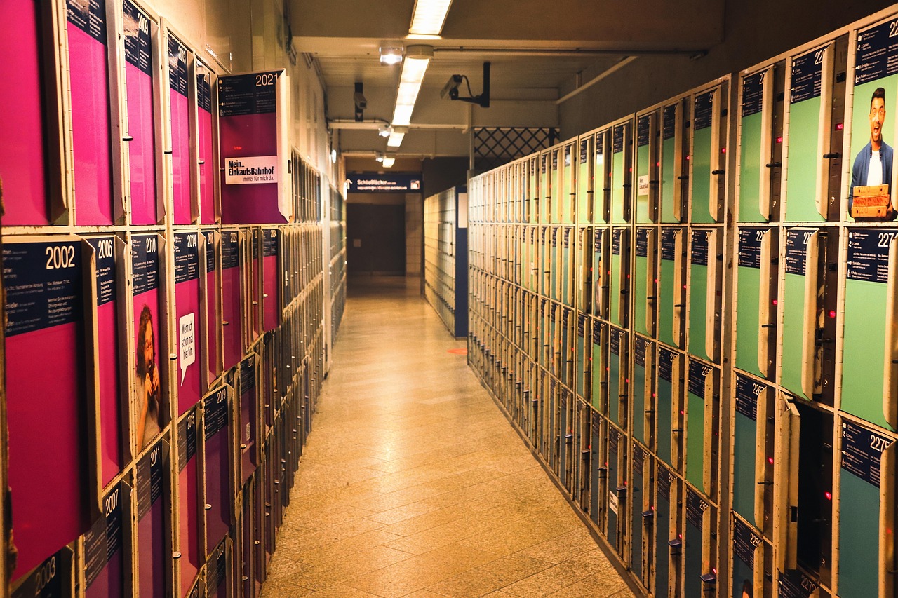 Halle mit einer Wand aus verschlossenen Schließfächern unterschiedlicher Größe